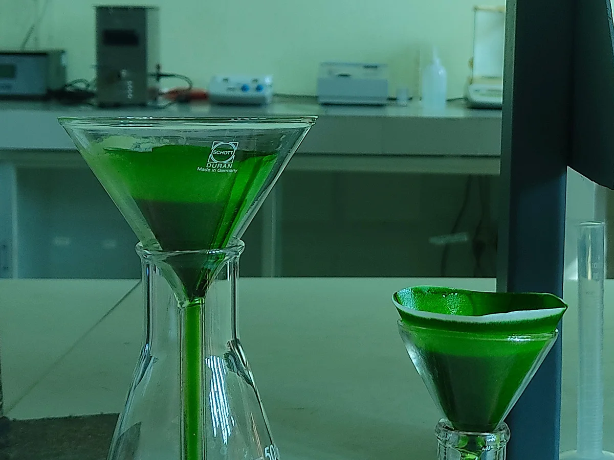 Filtración de un extracto vegetal en laboratorio